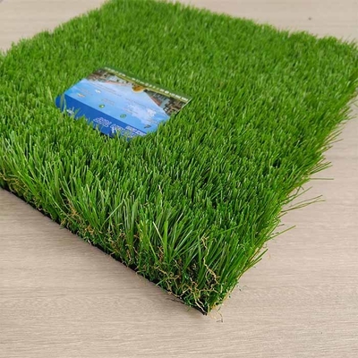 Groen kunstmatig landschapsgras met lage onderhoudskosten en een hoge dichtheid van 10500-21000 steken/m2