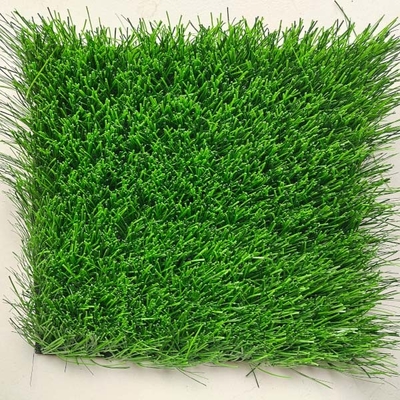 Groen kunstgras gebruikt voor buitensporten met een hoge UV-resistentie en weinig onderhoud
