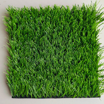 Branddicht Meerdere doeleinden kunstmatig groen nepgras 12000 Dtex 8820 Dichtheid Gebruikt voor buiten sportvelden