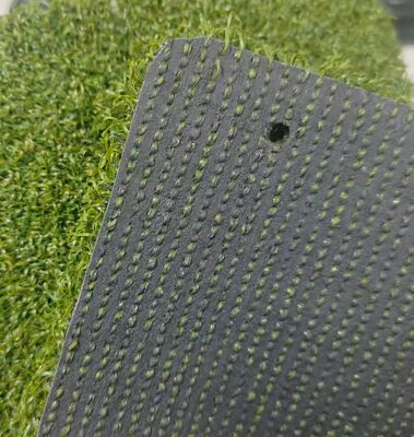 13 mm Golf kunstgras met hoge doorlaatbaarheid Dichte verdeling Groen PE materiaal lange garantie