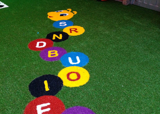 15 mm Duurzaam Gepictureerd Kunstgras Logo Op maat gemaakt Synthetisch Gras Voor Sportbanen Of Recreatie Zones Decoratie
