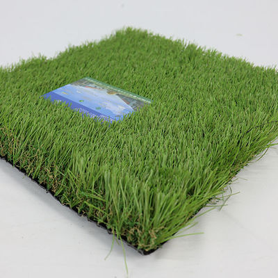 Op maat gemaakte UV-bestendige 43 mm Stapelhoogte 200 steken/m Dichtheid Kunstgras Synthetisch gras voor het landschap