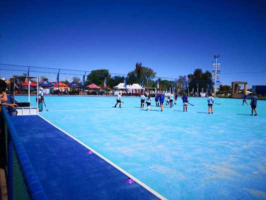 FIH gecertificeerd Hockey kunstgras met 14 mm stapelhoogte en water spray voor consistent spel