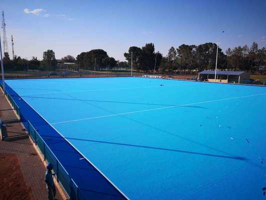 FIH gecertificeerd Hockey kunstgras met 14 mm stapelhoogte en water spray voor consistent spel